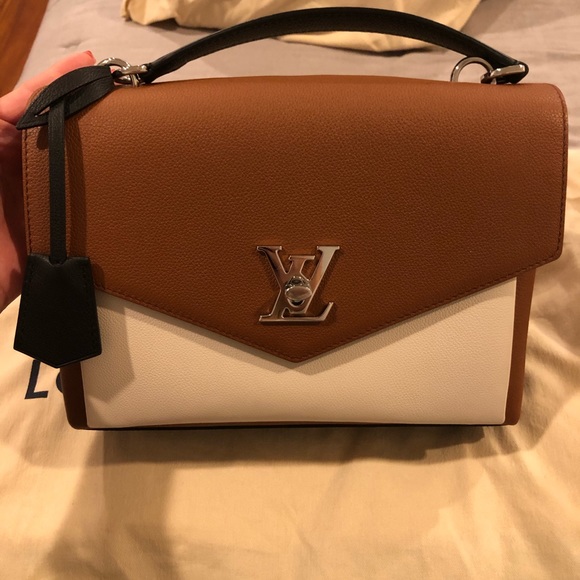 ✨🍁Beautiful Versatile Louis Vuitton Lockme🍁✨ - Picture 6 of 7